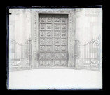 Porte en bois ornementée d'un édifice italien.