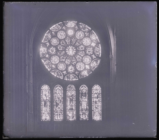 Rosace et cinq vitraux du transept de la cathédrale Notre-Dame de Chartres (Eure-et-Loir).