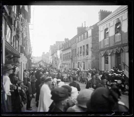 Procession en l'honneur de la béatification de Sainte-Thérèse de Lisieux à Lisieux (Calvados).