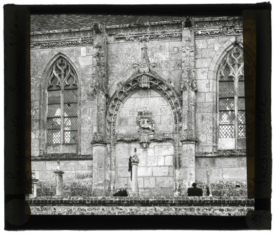 Église de Sacquenville (Eure), porte latérale.