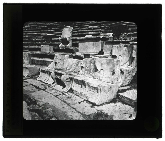 Théâtre de Dionysos à Athènes (Grèce) sièges sculptés.