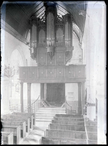 La nef et le buffet d'orgues de l'église Saint-Martin de Veules-les-Roses (Seine-Maritime)