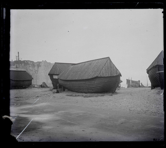 Habitations en bois dans des coques de bateaux.