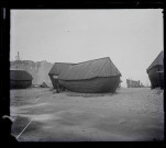 Habitations en bois dans des coques de bateaux.