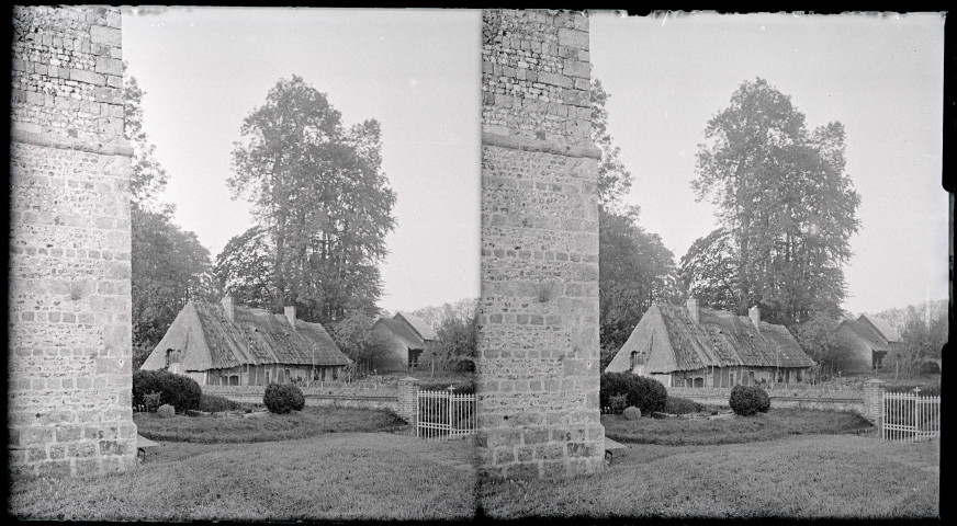 Chaumière à l'angle du château de la Couture d'Imbleville (Seine-Maritime).