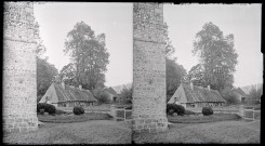Chaumière à l'angle du château de la Couture d'Imbleville (Seine-Maritime).