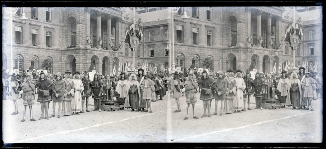 L'abbé Gabriel Bretocq et des jeunes gens costumés à une procession.
