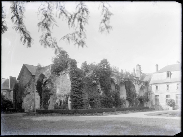 Ruines de l'abbaye de Valmont (Seine-Maritime).