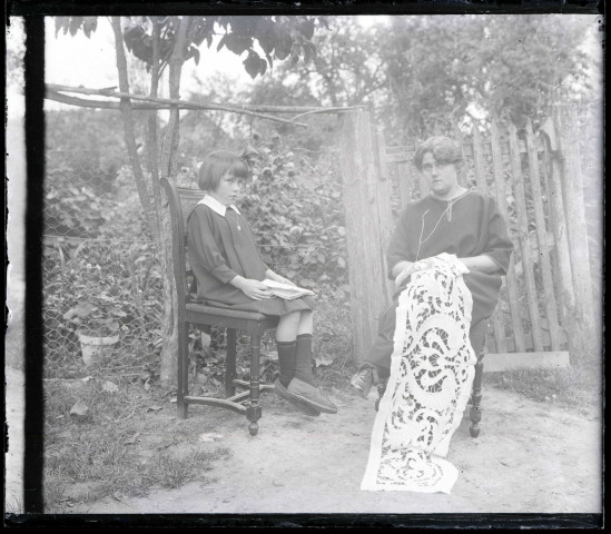 Femme et une jeune fille dans un jardin (Famille Bretocq).