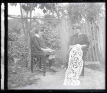 Femme et une jeune fille dans un jardin (Famille Bretocq).