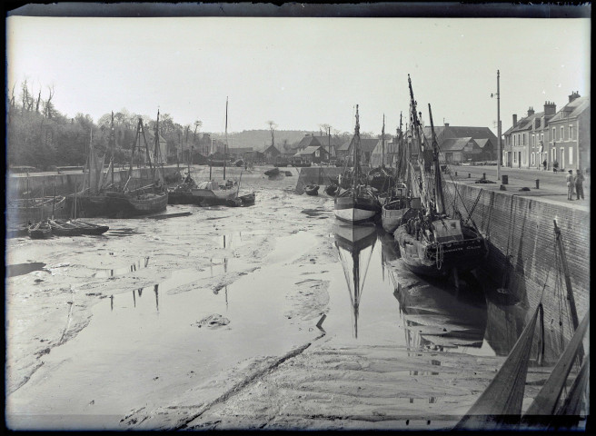 Bateaux de pêche dans le port de Caen (Calvados).