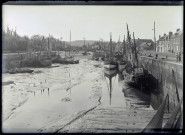 Bateaux de pêche dans le port de Caen (Calvados).