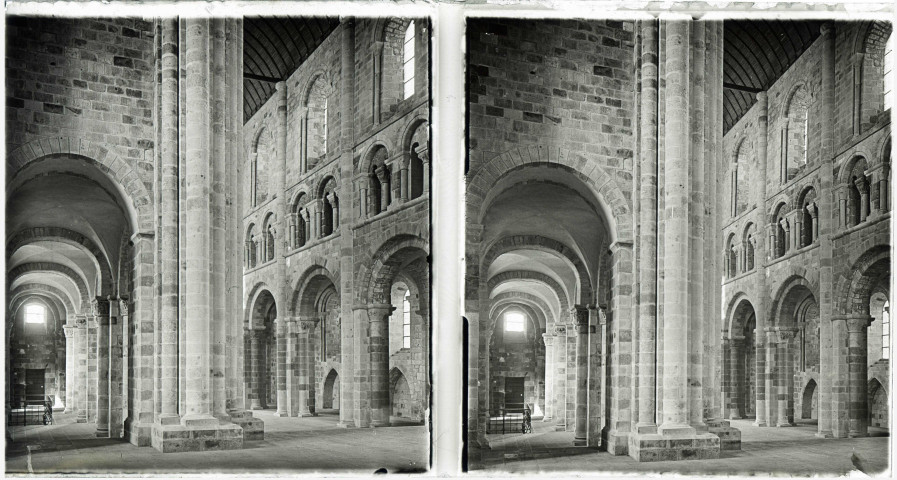 Abbaye du Mont-Saint-Michel (Manche), vue diagonale des bas-côté de la nef intérieure de l'église.