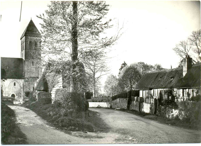 Le clocher de l'église et une rue du village d'Aizier (Eure, France)
