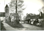 Le clocher de l'église et une rue du village d'Aizier (Eure, France)