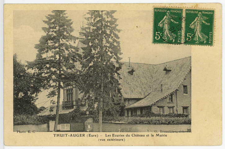 Thuit-Anger (Le). Les Ecuries du Château et la Mairie (vue extérieure).