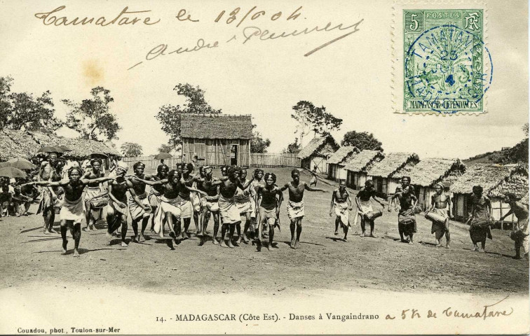 MADAGASCAR (Côte Est). - Danses à Vangaindrano