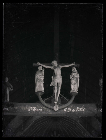 Église de La Guéroulde (Eure), crucifix, statues de Saint-Jean et de Notre-Dame de Pitié.