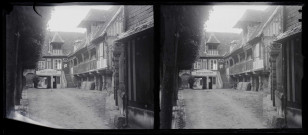 Cour intérieure d'un hôtel-restaurant à pans de bois.