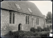 Façade latérale et cimetière de l'église d'Équainville (Eure).
