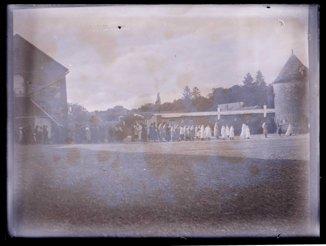 Procession dans la cour de la ferme d'Orgeville (Eure).