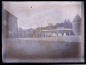 Procession dans la cour de la ferme d'Orgeville (Eure).