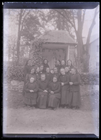 Groupe de religieuses dans un jardin probablement celui du château d'Orgeville (Eure).