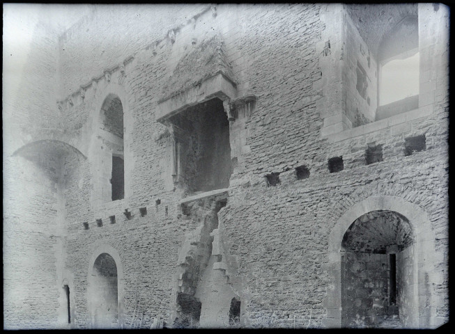 Restes de cheminées dans les ruines d'un donjon du château de Chambois (Orne).