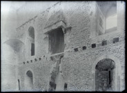 Restes de cheminées dans les ruines d'un donjon du château de Chambois (Orne).