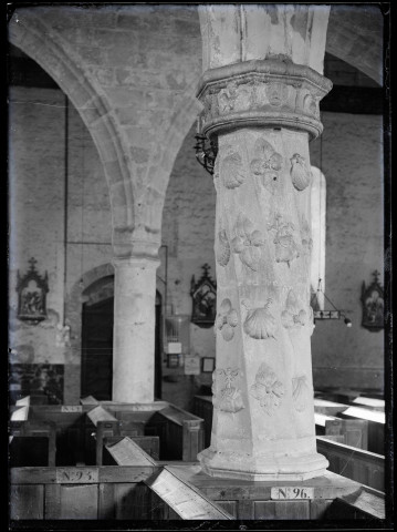 Une des piles sculptées de la nef de l'église Saint-Martin de Veules-les-Roses (Seine-Maritime)