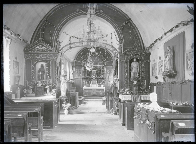 La nef et le chœur, à l'intérieur de l'église de Rosay-sur-Lieure (Eure)