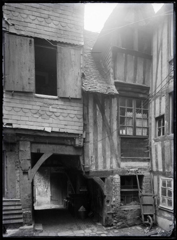 Arrière-cour d'une maison à pans de bois de Lisieux (Calvados).