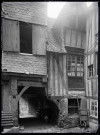 Arrière-cour d'une maison à pans de bois de Lisieux (Calvados).