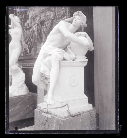 Collection de statues exposée au musée du Luxembourg de Paris (Seine).