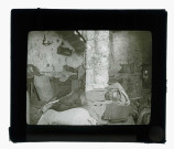 Hommes faisant la sieste sur des sacs dans une grange de Beyrouth (Liban).