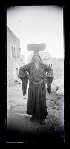 Femmes en costume traditionnel sicilien (Italie).
