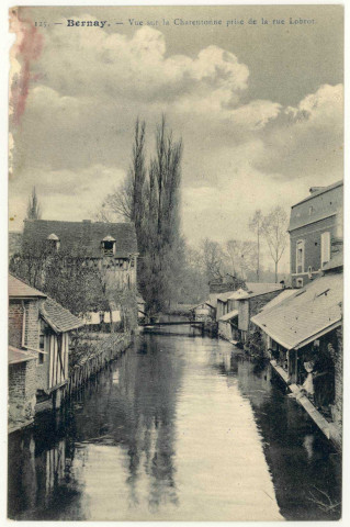 Bernay. Vue sur la Charentonne prise de la rue Lobrot.