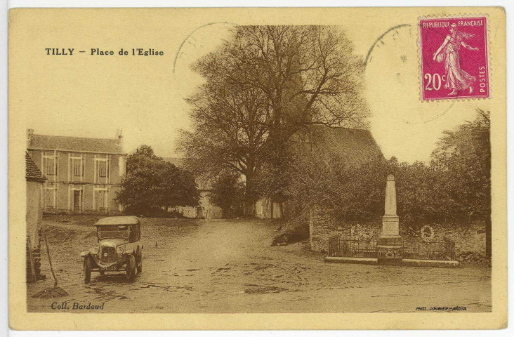 Tilly. Place de l'Eglise.