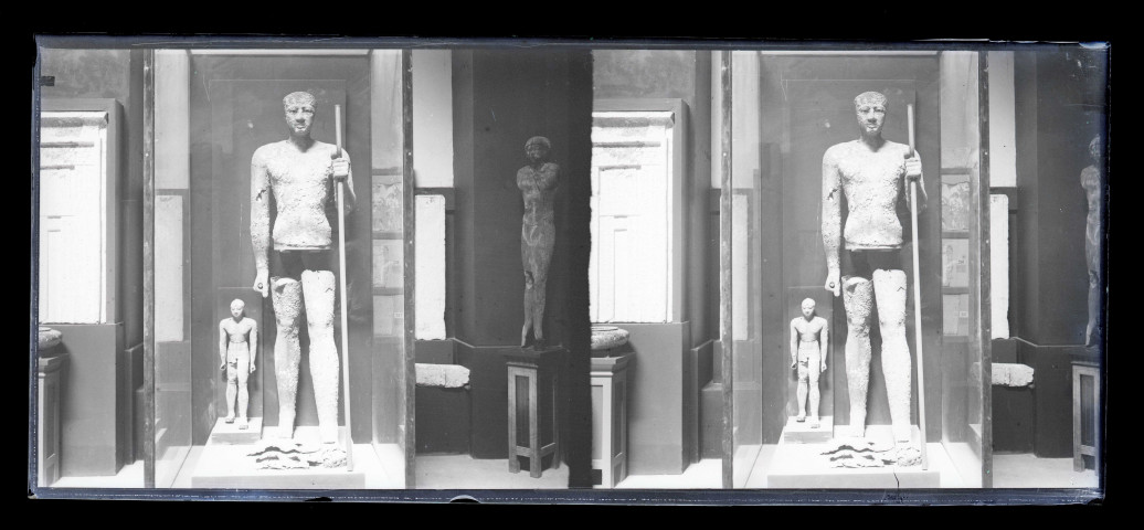 Salle et collections d'un musée égyptien.