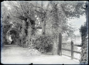 Allée menant au manoir « le Val fleuri » appartenant à M. Gallier.