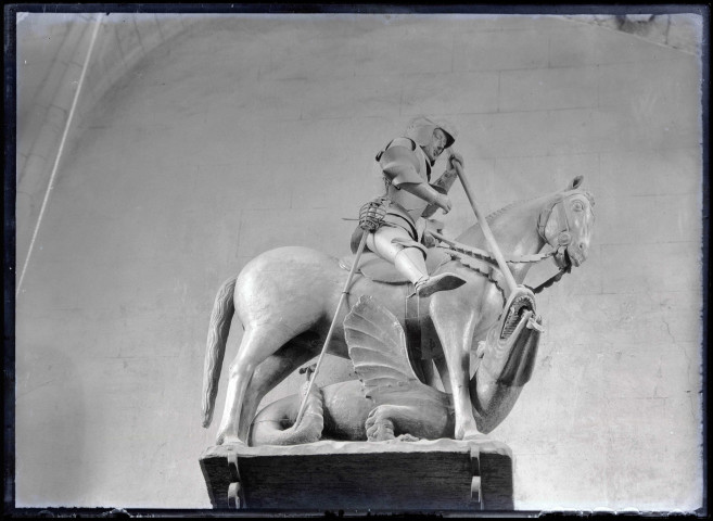 Groupe sculpté « Saint-Georges terrassant le dragon » de l'église Saint-Georges de Romilly-sur-Andelle (Eure).
