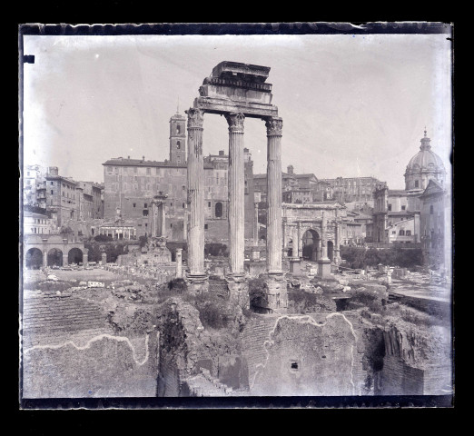 Ruines et vestiges au pied de l'arc de triomphe de Septimius Severus en l'honneur de la bataille remportée à Rome (Italie).