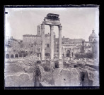 Ruines et vestiges au pied de l'arc de triomphe de Septimius Severus en l'honneur de la bataille remportée à Rome (Italie).