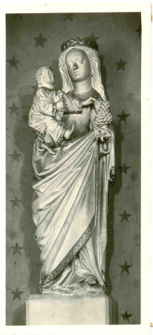 Statue de Vierge à l'Enfant dite "Vierge aux raisins", du XVe siècle, en pierre polychrome, devant un fonds étoilé de l'église de l'église Notre-Dame d'Andé (Eure, France).