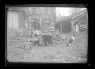 Enfants et chien autour d'un puits.