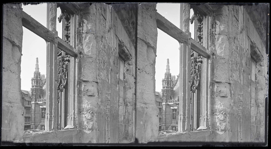 Palais de justice de Rouen (Seine-Maritime), endommagé par les bombardements de la seconde guerre mondiale.