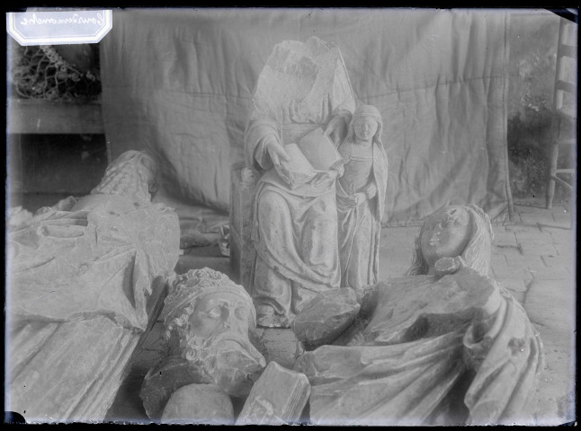 Statue de Sainte-Anne (cassée) et statues (cassées couchées au sol) de l'église de Courdemanche (Eure).