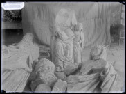 Statue de Sainte-Anne (cassée) et statues (cassées couchées au sol) de l'église de Courdemanche (Eure).