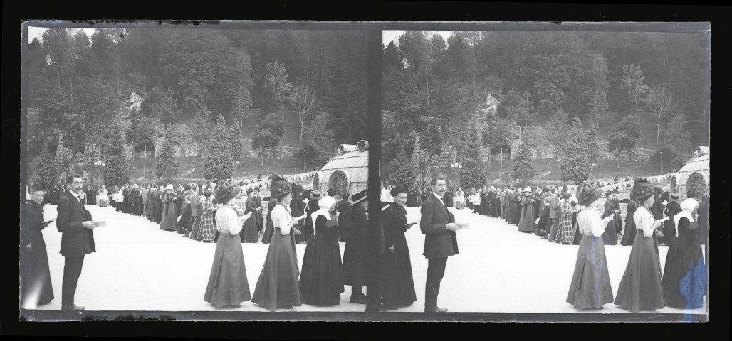 Groupe de pèlerins devant la basilique de Lourdes (Hautes-Pyrénées).