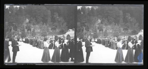 Groupe de pèlerins devant la basilique de Lourdes (Hautes-Pyrénées).